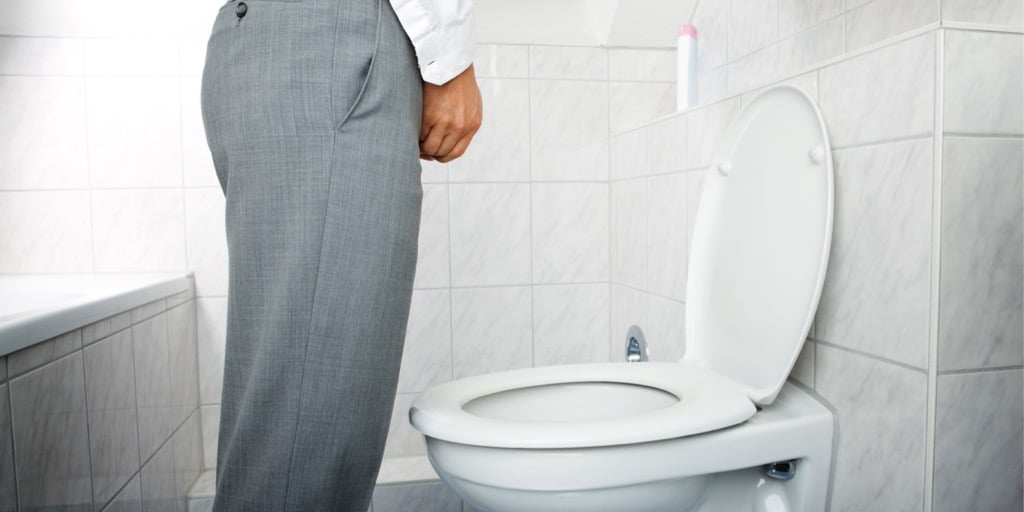 Mand der står foran toilettet og har besvær emd at tømme blæren